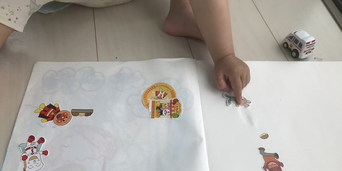1歳自由にシール貼り
