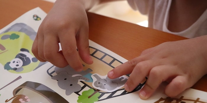 子どもがシール貼りが好きな理由は？